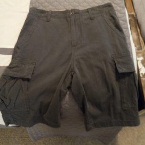 Plugg Men's green cargo shorts size 32